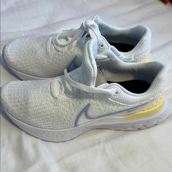 Nike White and Light Yellow Running Shoes - Picture 2 of 8